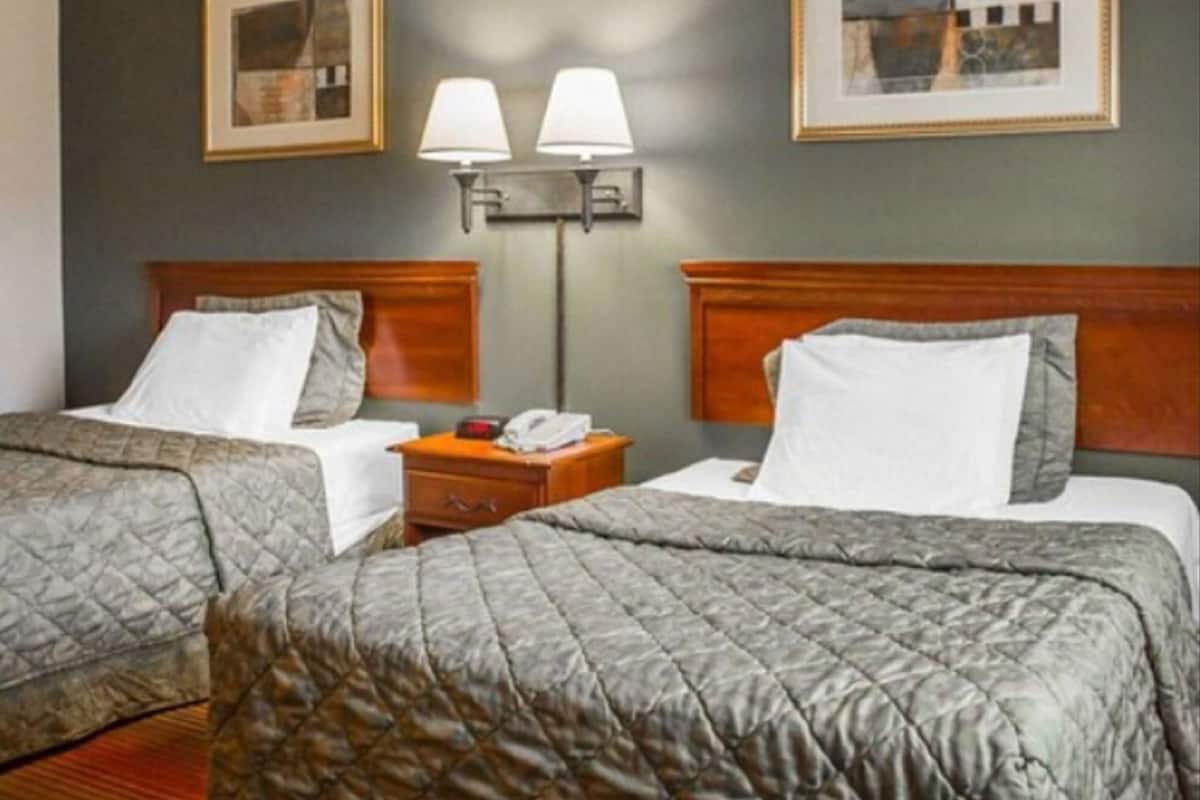 Ropa de cama de alta calidad y caja de seguridad en la habitación