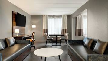 Suite, 1 soverom | Senger med overmadrass, safe på rommet og skrivebord