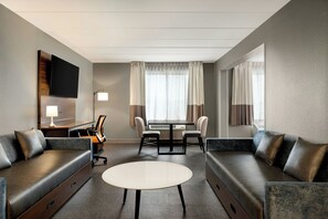 Suite, 1 soverom | Senger med overmadrass, safe på rommet og skrivebord