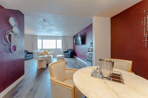 Deluxe Suite (Smoking) | Living area