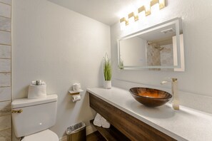 ห้องดีลักซ์สวีท, เตียงใหญ่ 2 เตียง, ปลอดบุหรี่ | ห้องน้ำ | ของใช้ในห้องน้ำฟรี, ไดร์เป่าผม, ผ้าเช็ดตัว, สบู่