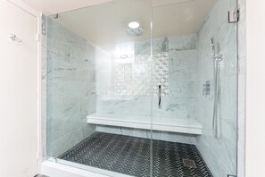 Deluxe Suite (Smoking) | Bathroom | Free toiletries, hair dryer, towels, soap