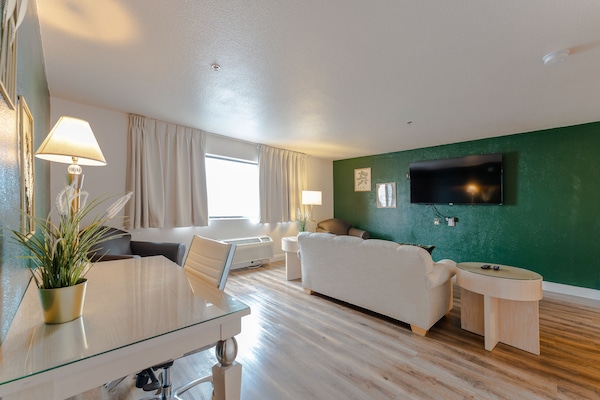 Deluxe Suite (Non Smoking) | Living area | 50-inch LCD TV with cable channels, TV, Netflix