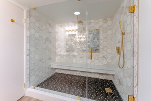 豪華套房, 2 張標準雙人床, 非吸煙房 | 浴室 | 免費盥洗用品、吹風機、毛巾、肥皂