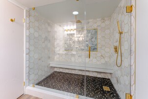 Suite Deluxe, 2 camas dobles, no fumadores | Baño | Artículos de higiene personal gratuitos, secador de pelo y toallas