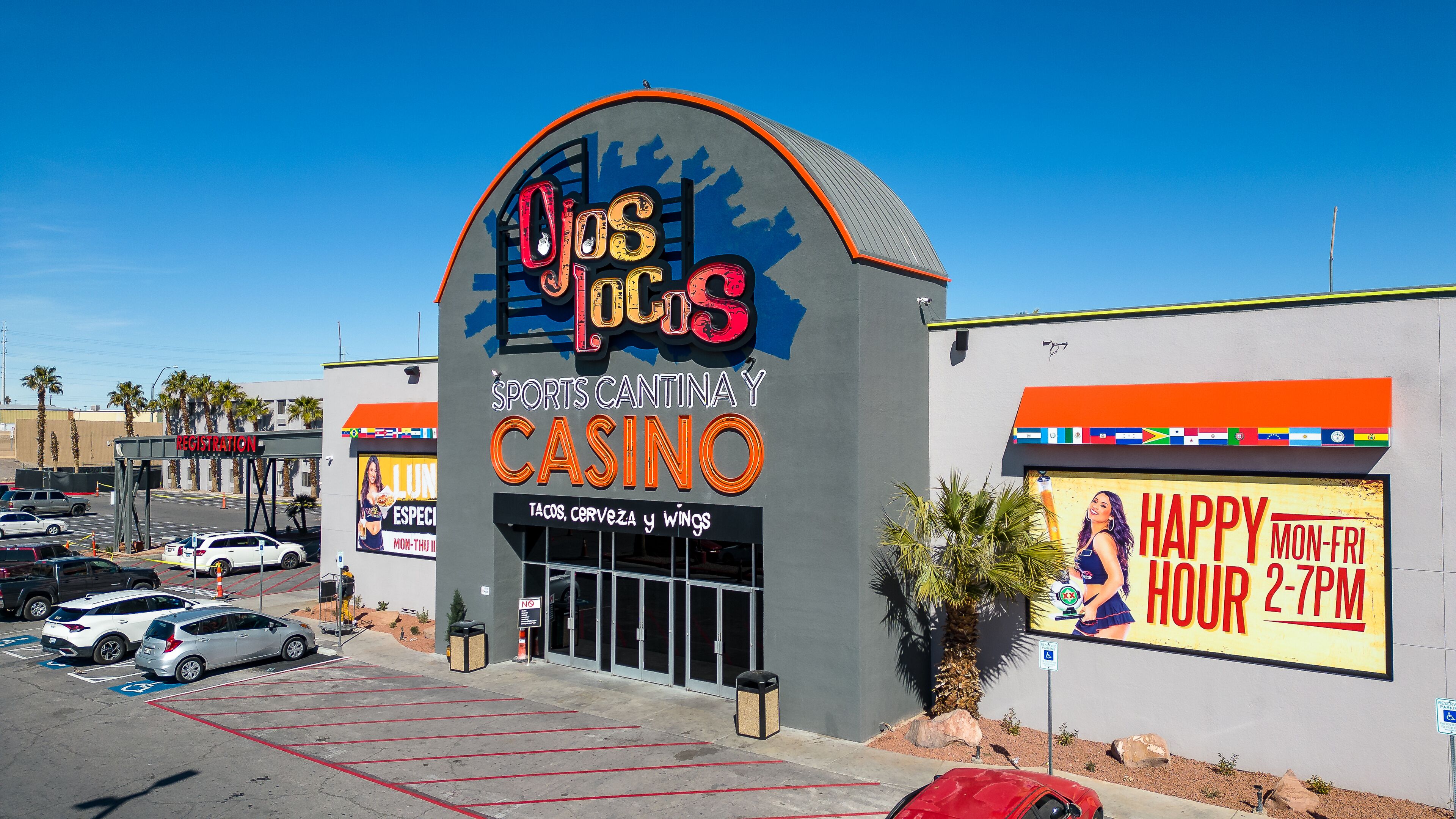 Un casino avec une enseigne indiquant « OOPS OOPS SPORTS CANTINA CASINO » et une autre indiquant « AMBIANCE GARANTIE DU LUNDI AU VENDREDI DE 14 H À 19 H ».