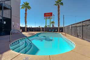 Una piscina al aire libre de temporada