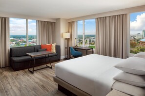 ルーム キングベッド 1 台 コーナー | 羽毛の掛け布団、セーフティボックス (室内)、デスク、遮光カーテン