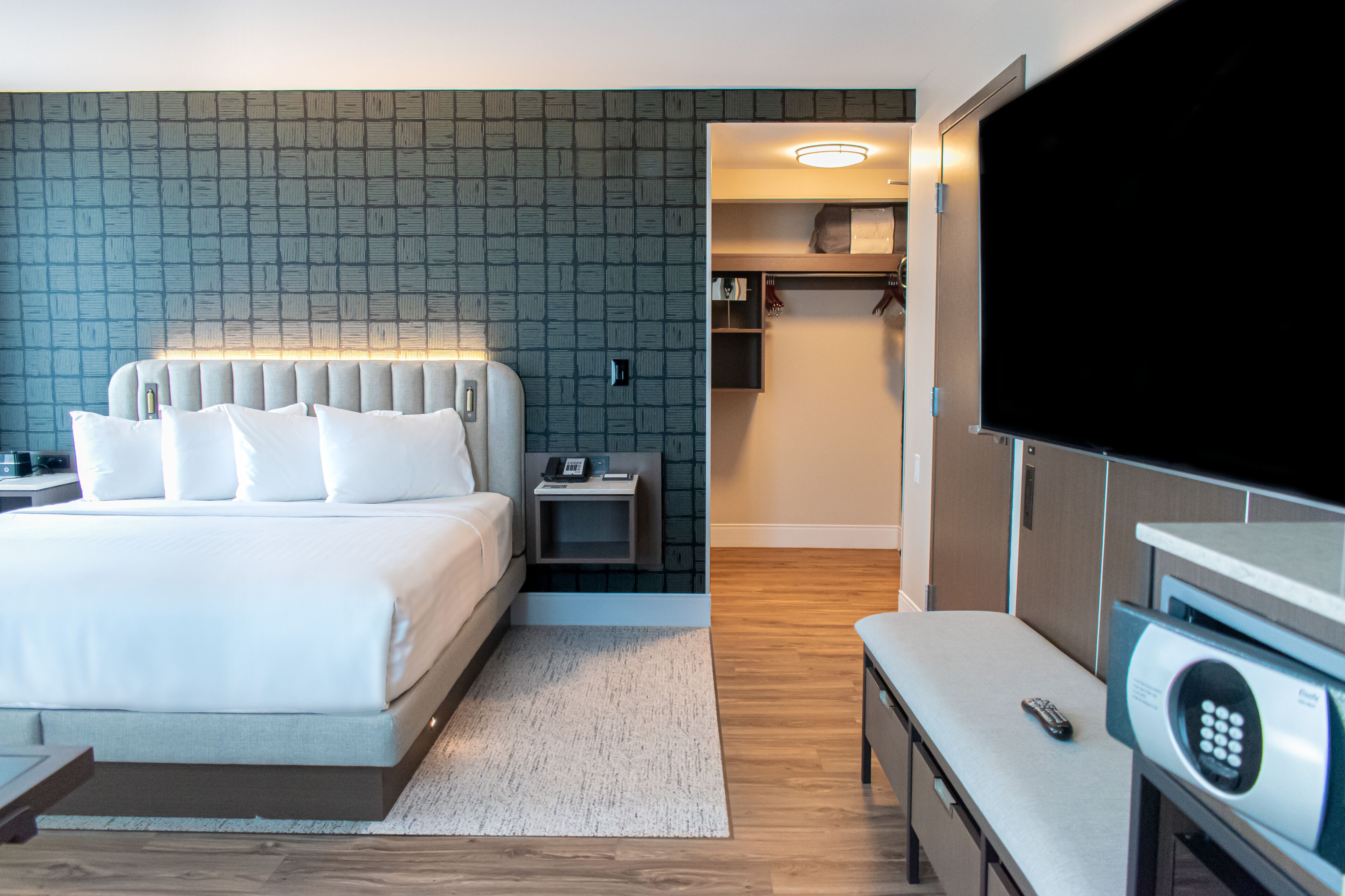 room, 1 king bed, corner | premium bedding, down duvets, in-room safe, blackout curtains