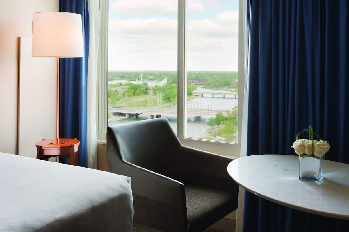 Down comforters, in-room safe, desk, blackout drapes