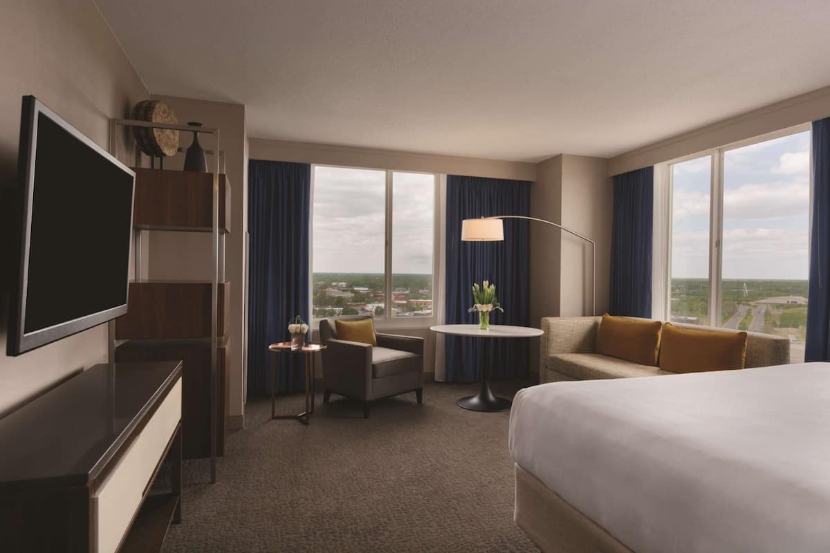 Room, 1 King Bed, Corner | Premium bedding, down comforters, in-room safe, blackout drapes