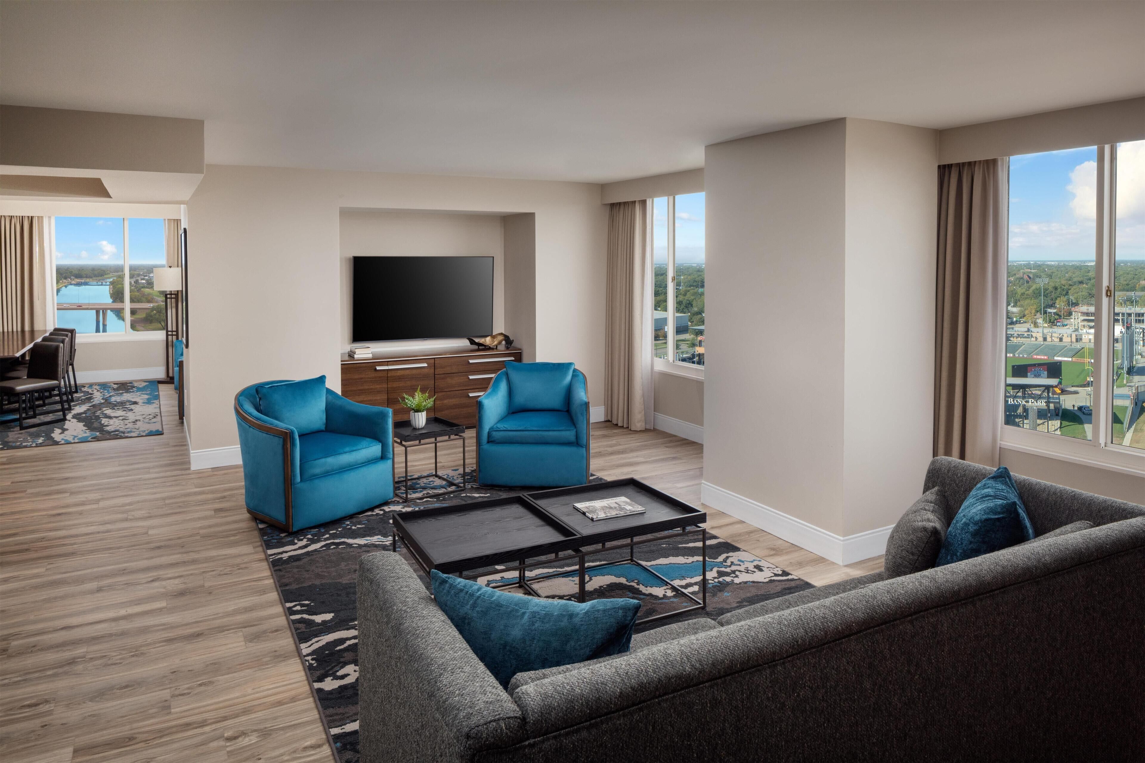 Edredón, caja de seguridad en la habitación y escritorio 