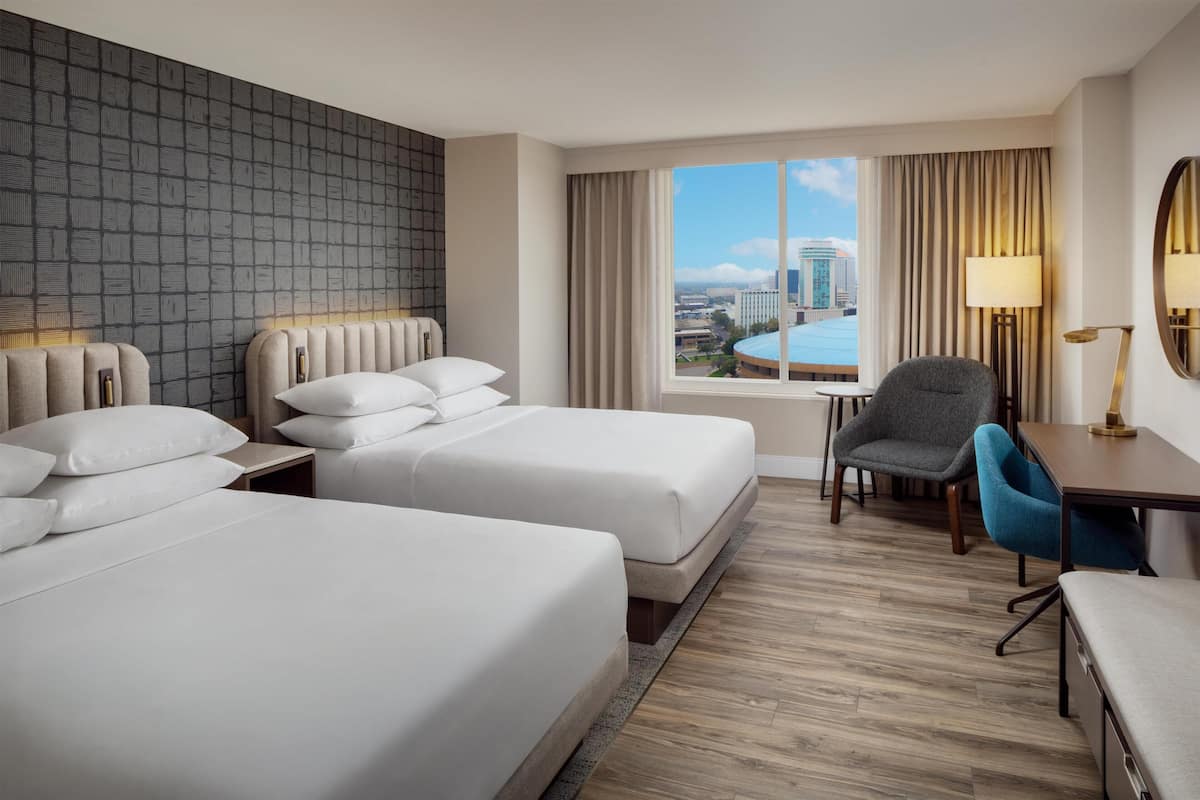 ألحفة محشوة بالريش وخزنة داخل الغرفة ومكتب وستائر تعتيم