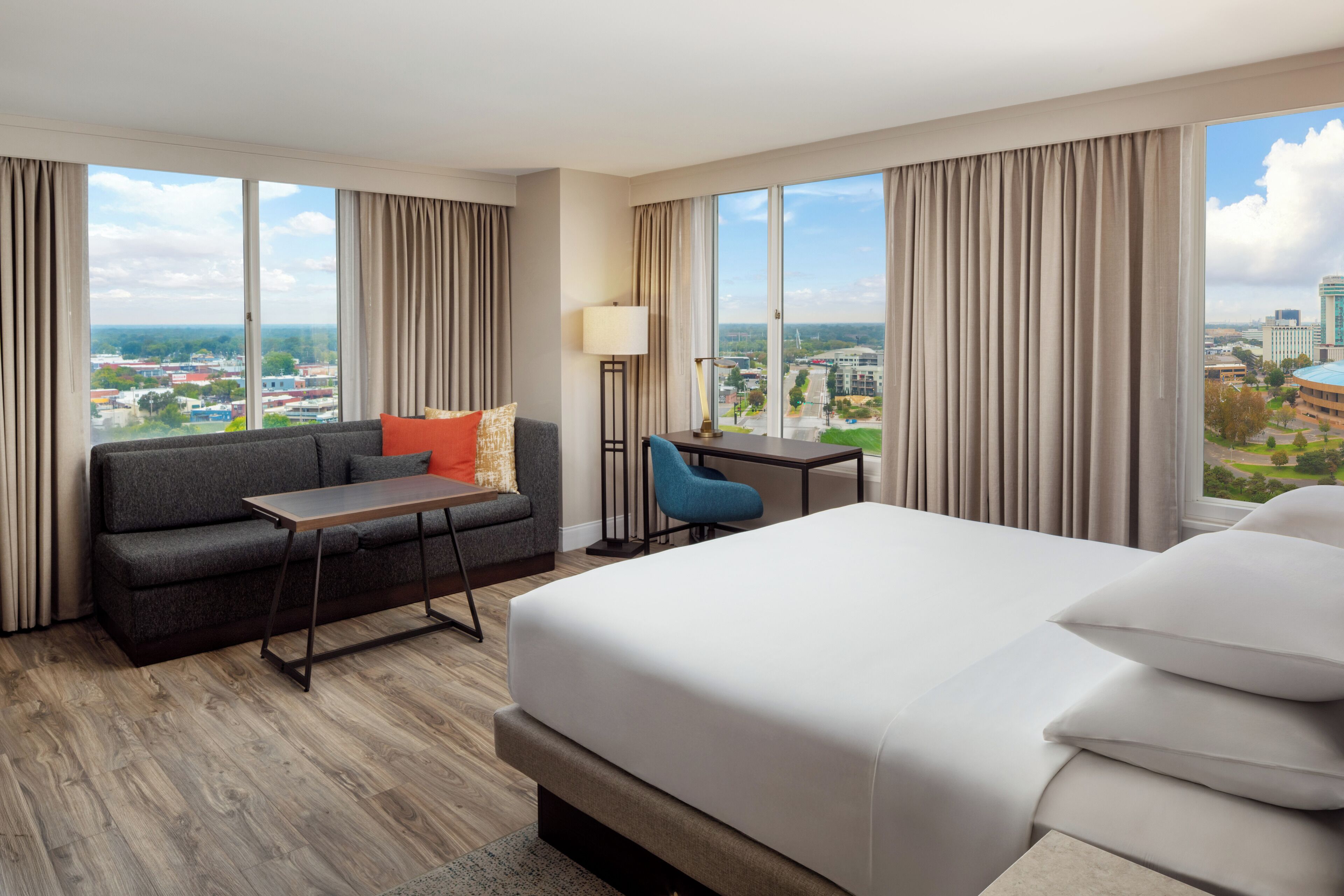 Kamer, 1 kingsize bed, op de hoek | Donzen dekbedden, een kluis op de kamer, een bureau