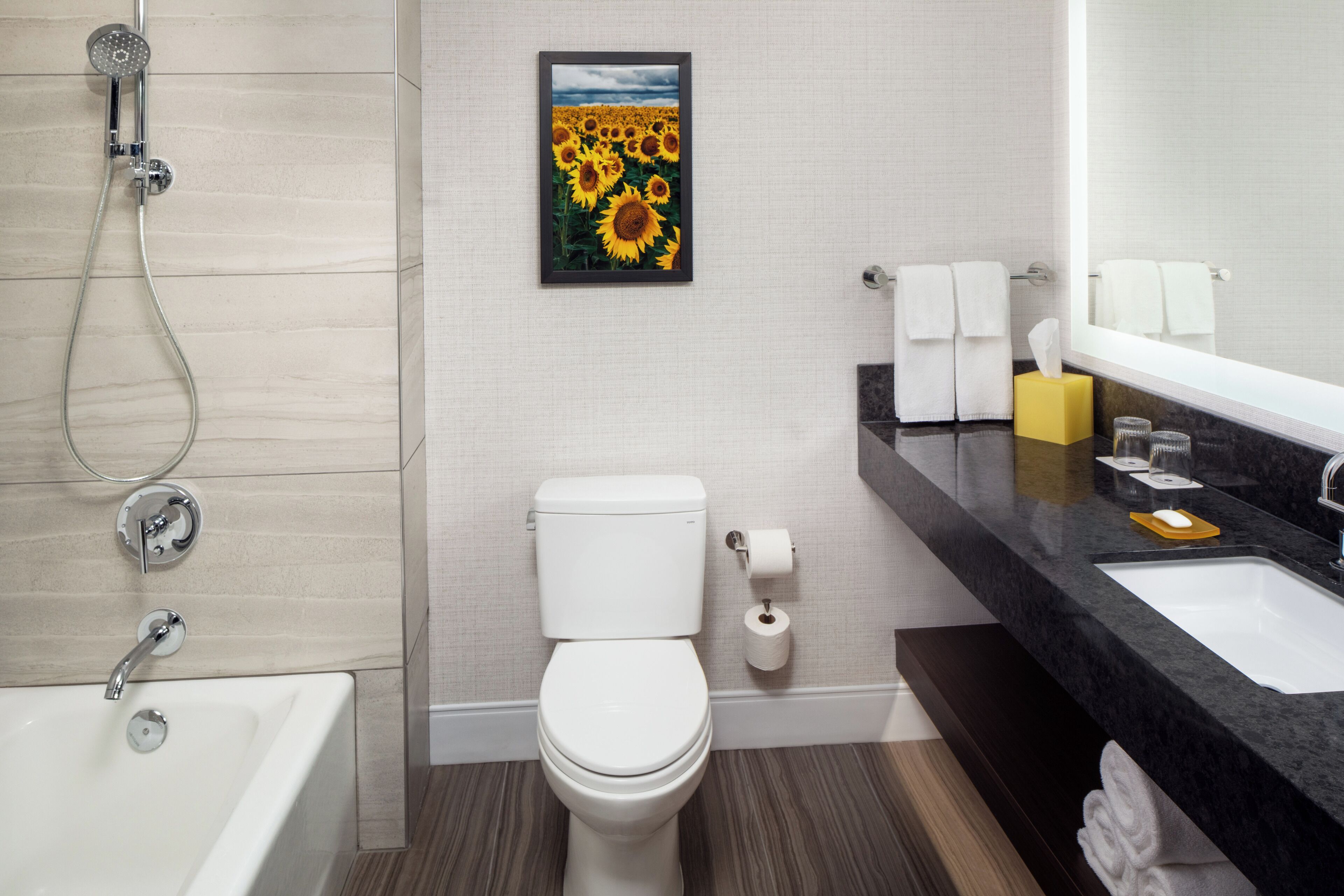 Ein modernes Badezimmer mit Badewanne, Toilette und Waschbecken.