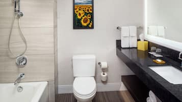 Ein modernes Badezimmer mit Badewanne, Toilette und Waschbecken.