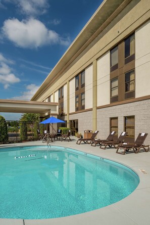 Seasonal outdoor pool, pool umbrellas - Hampton Inn Tuscaloosa-East (Cottondale)