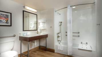 Ein modernes Badezimmer mit Dusche, Toilette und Waschbecken.