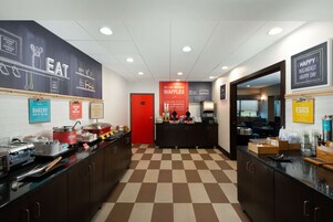 Café da manhã completo grátis todos os dias