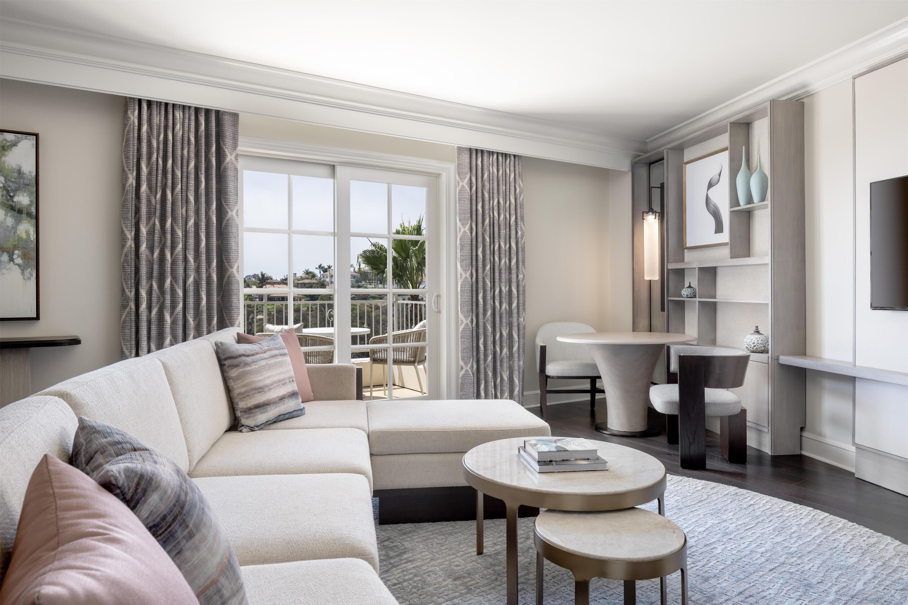 고급 침구, 오리/거위털 이불, 필로우탑 침대, 객실 내 금고