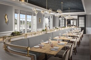 3 개의 레스토랑, 아침 식사, 점심 식사, 저녁 식사 제공(현지 및 세계 요리)