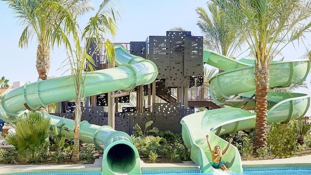 Un parque acuático con toboganes y una piscina.