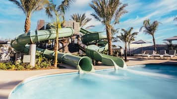 2 piscinas al aire libre, camas de piscina con cargo, sombrillas