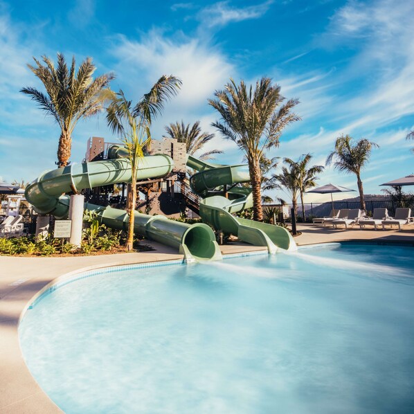 2 piscines extérieures, tentes de plage, parasols de plage