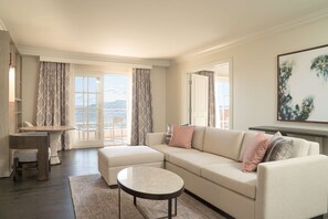 Premium bedding, down duvets, pillow-top beds, in-room safe - Park Hyatt Aviara Resort, Golf Club & Spa (Carlsbad)