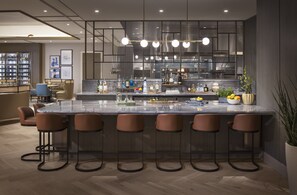 Salón en el lobby, con vista al mar, abre todos los días