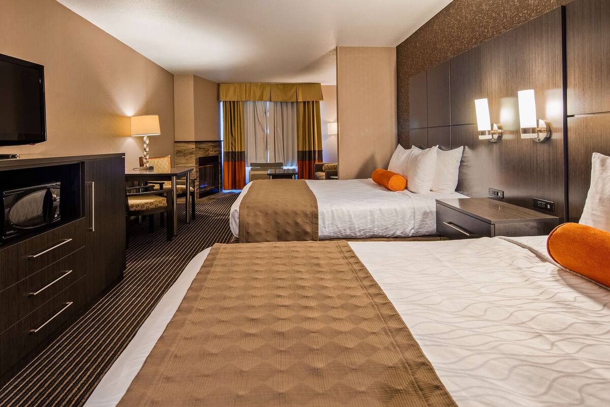 suite, multiple beds, fireplace (with sofabed) | premium bedding, down duvets, blackout curtains, iron/ironing board