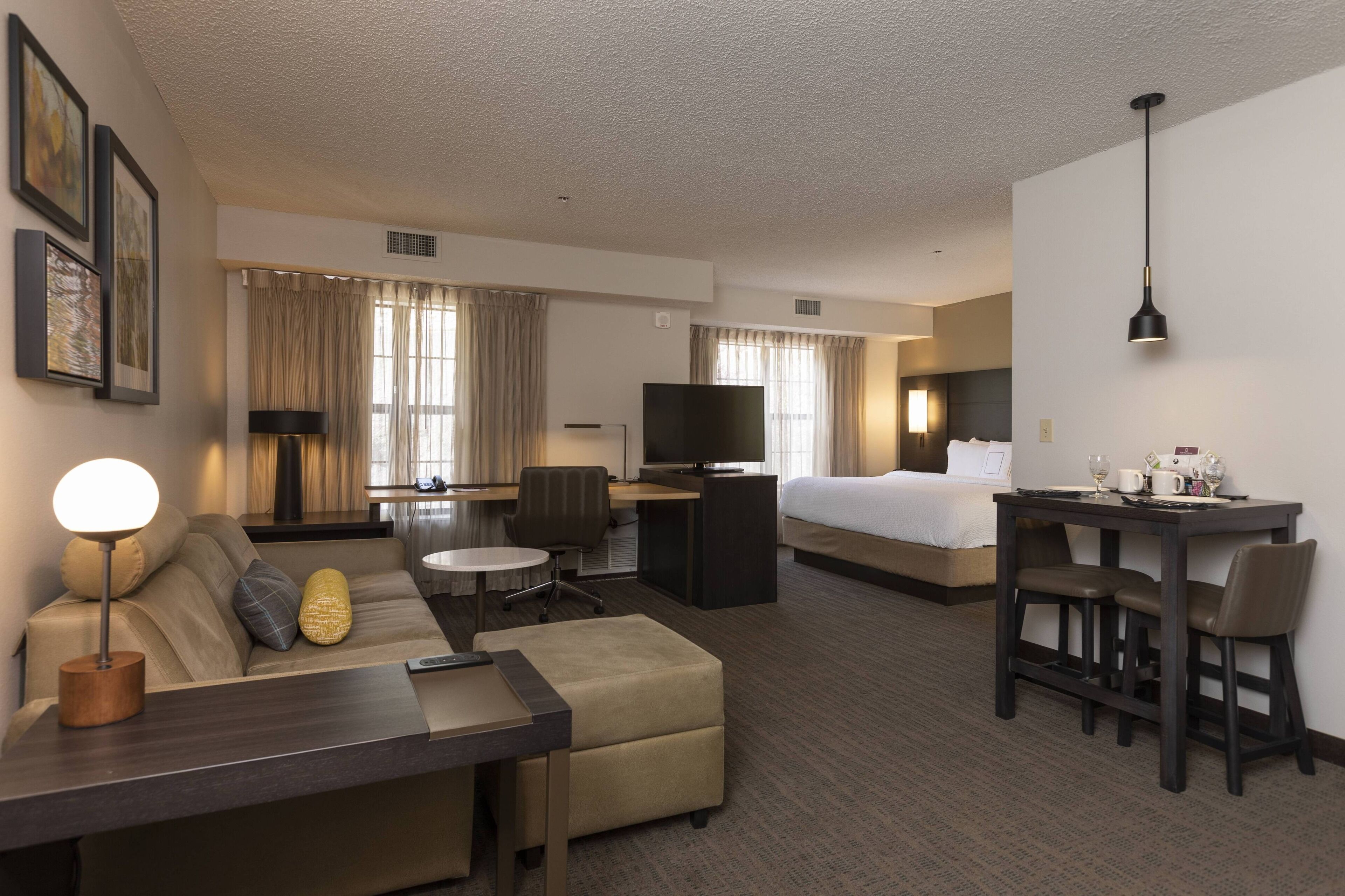 Bureau, fer et planche à repasser, lits bébé (gratuits)