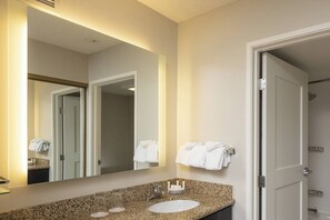 Combined shower/tub, hair dryer, towels