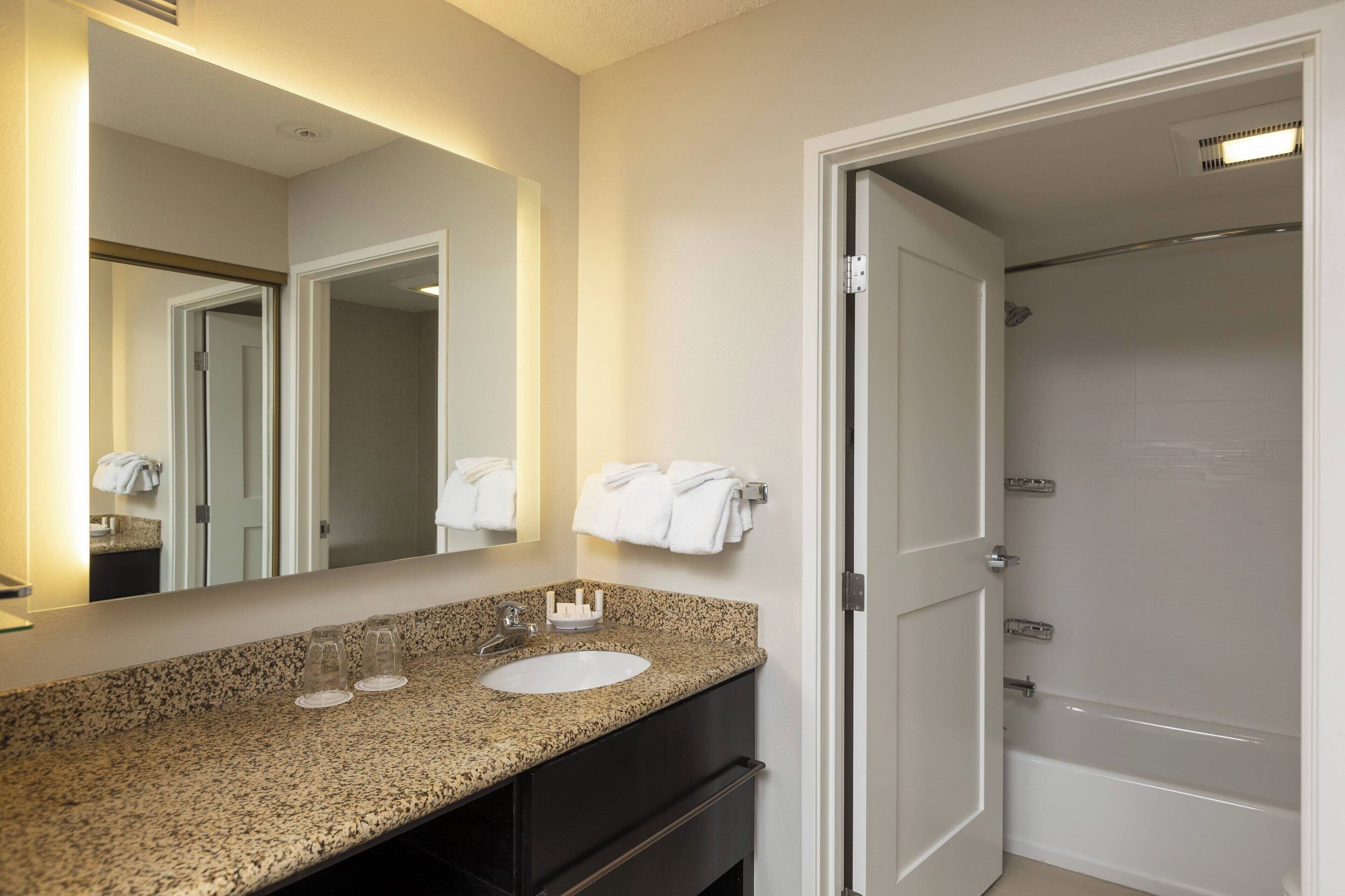 combined shower/bathtub, hair dryer, towels