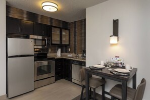 Geladeira, micro-ondas, cooktop, lava-louças