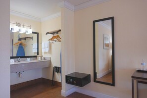 Premium bedding, in-room safe, desk, blackout curtains