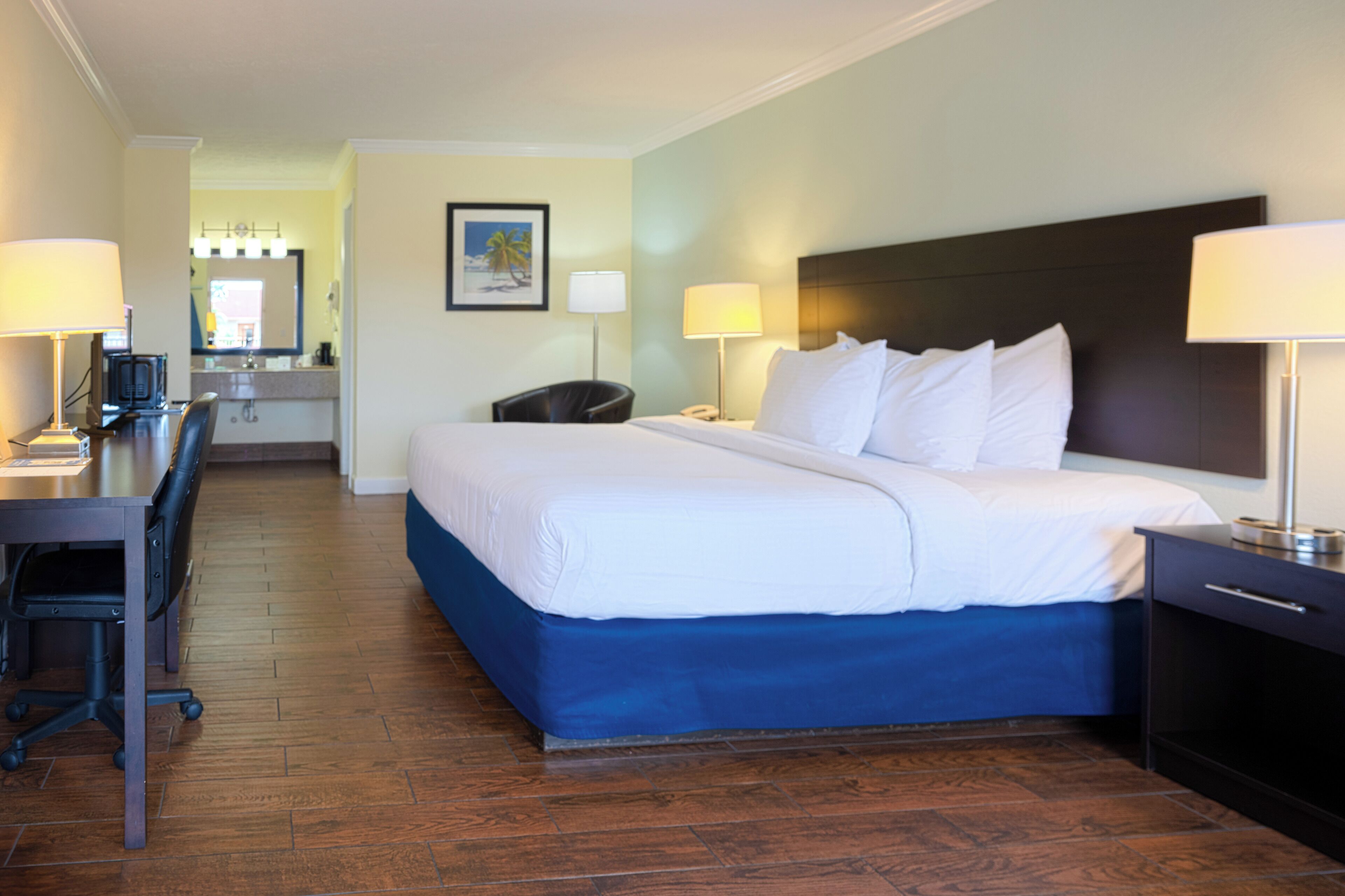 Premium bedding, in-room safe, desk, blackout drapes