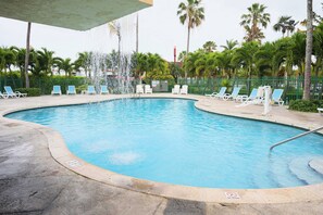 Alberca al aire libre, acceso de 08:00 a 20:00, y camastros