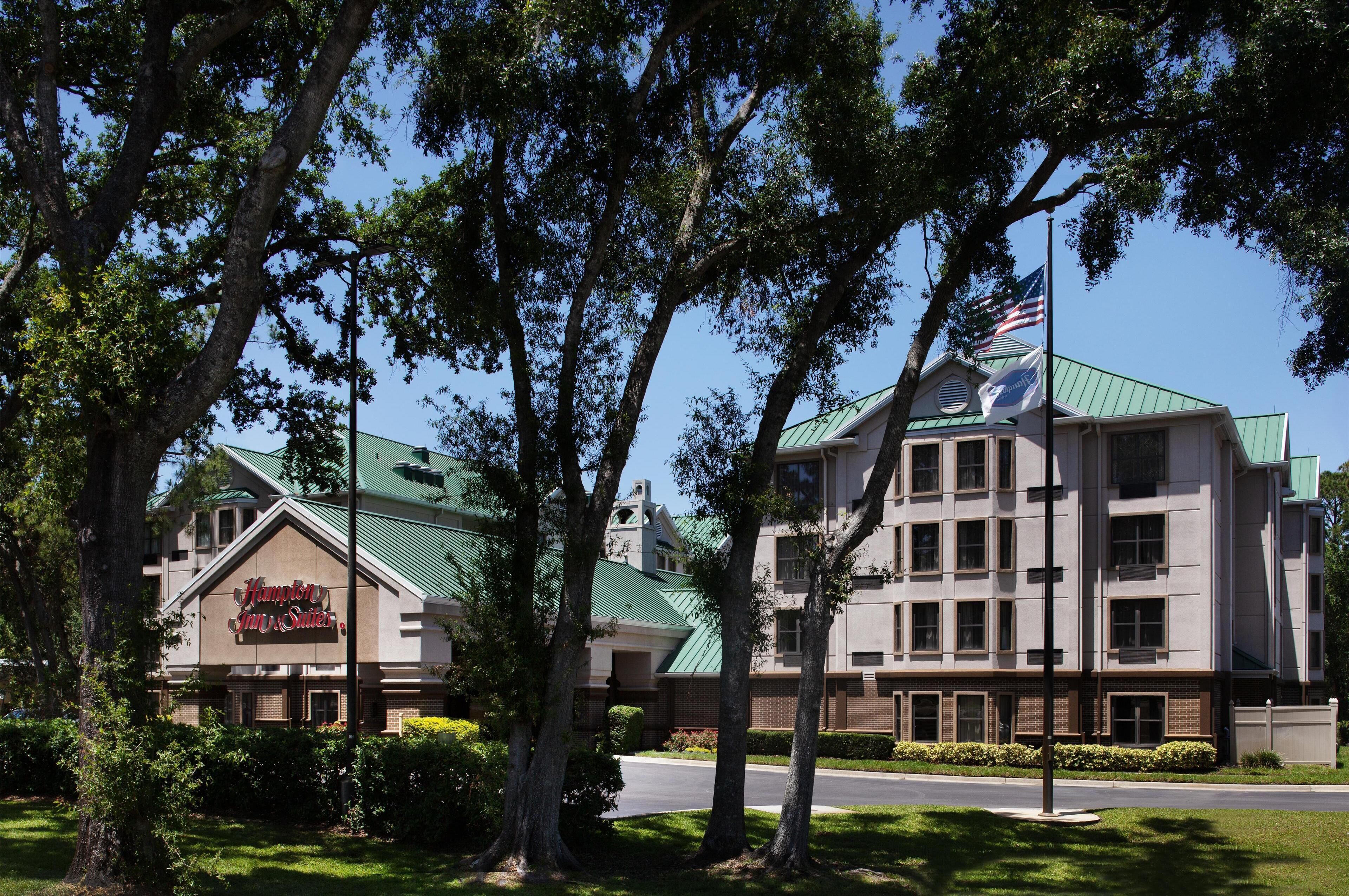 Un bâtiment doté d’un toit végétalisé et d’une enseigne indiquant : « Humphry’s Inn & Suites ».