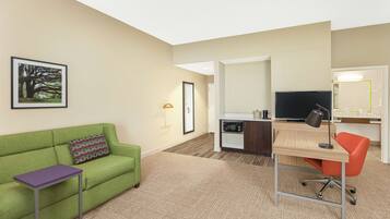 Suite, 1 kingsize-seng, tilgjengelighetstilpasset, ikke-røyk | Safe på rommet, skrivebord, strykejern/-brett og barnesenger (inkludert)