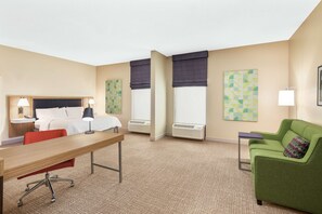 Suite, 1 très grand lit, accessible aux personnes à mobilité réduite, non-fumeurs | Coffres-forts dans les chambres, bureau, fer et planche à repasser