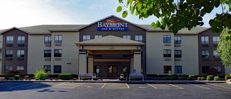 A Baymont Inn & Suites building with a parking lot in front.
