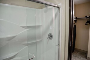 Suite estudio, 1 cama de matrimonio grande, no fumadores | Ropa de cama de alta calidad, escritorio, cortinas opacas