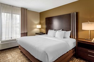 Ropa de cama de alta calidad y caja de seguridad en la habitación 