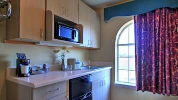 Standard Suite, 1 King Bed | Private kitchenette
