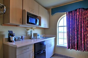 Standard Suite, 1 King Bed | Private kitchenette