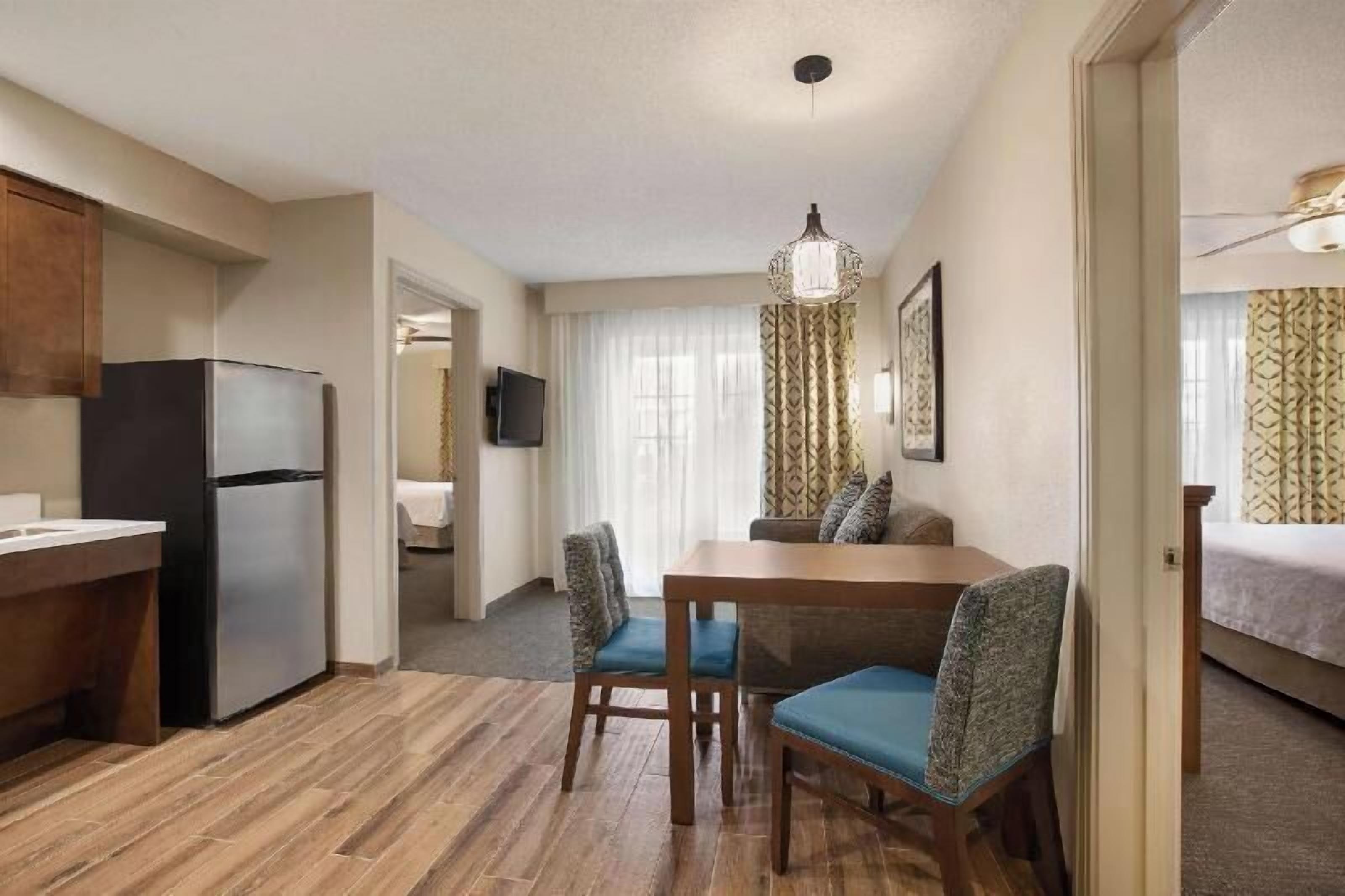 Colchones con pillow-top, escritorio y espacio para trabajar con laptop 