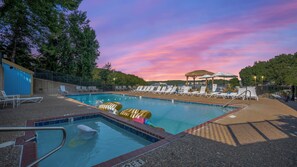 Seasonal outdoor pool, pool umbrellas - Inn at Grand Glaize (Osage Beach)