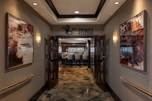 6 restaurants, breakfast, lunch, dinner served; seafood