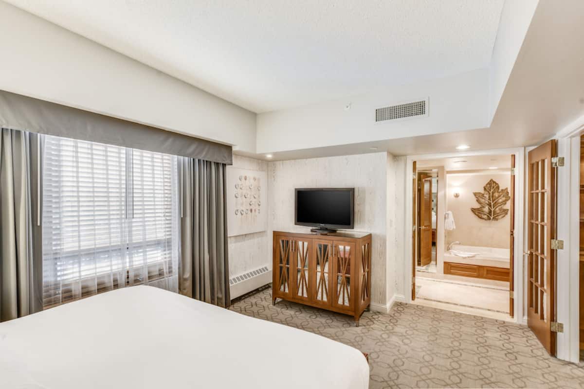 Premium Spa Suite, 1 King, Non-Smoking | In-room safe, desk, blackout drapes, iron/ironing board